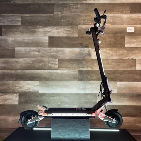 Patineta scooter plateada gris eléctrica Mukuta 8 48V 15.6AH Yeaah