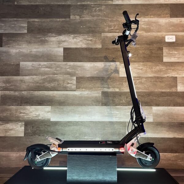 Patineta scooter plateada gris eléctrica Mukuta 8 48V 15.6AH Yeaah