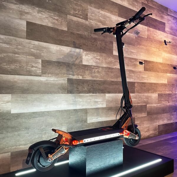 Patineta Scooter naranja Mukuta 8+ con autonomía de 70 km. Autonomía de 70 km en modo Eco. Yeaah