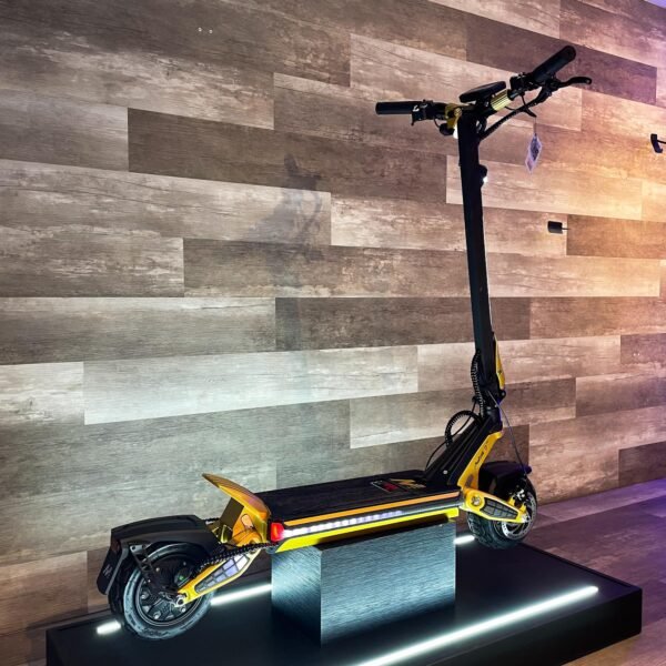 Patineta Scooter amarilla Mukuta 9+ con autonomía de 70 km. Yeaah