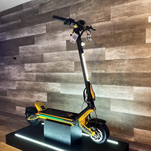 Patineta Scooter amarilla Mukuta 9+ 48V: Velocidad máxima de 44 km/h. Yeaah