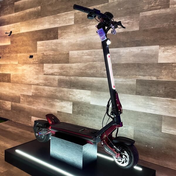 Patineta Scooter Vinotinto Mukuta 9 48V: Velocidad máxima de 44 km/h. Yeaah