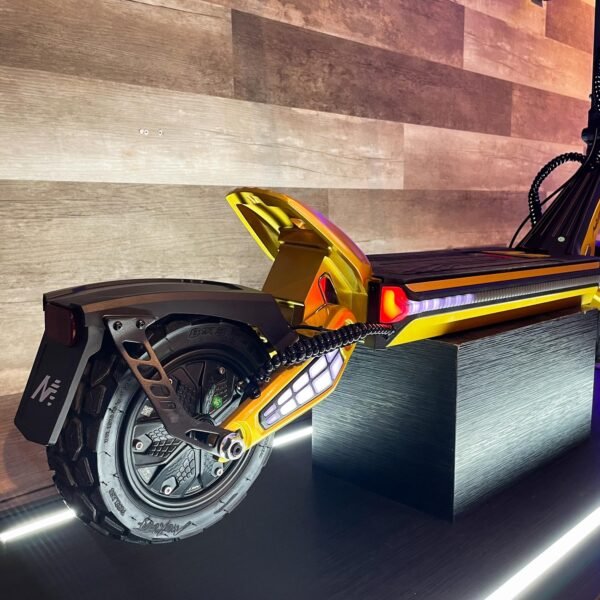 Patineta scooter amarilla eléctrica Mukuta 9 con capacidad de carga de 110 kg. Yeaah