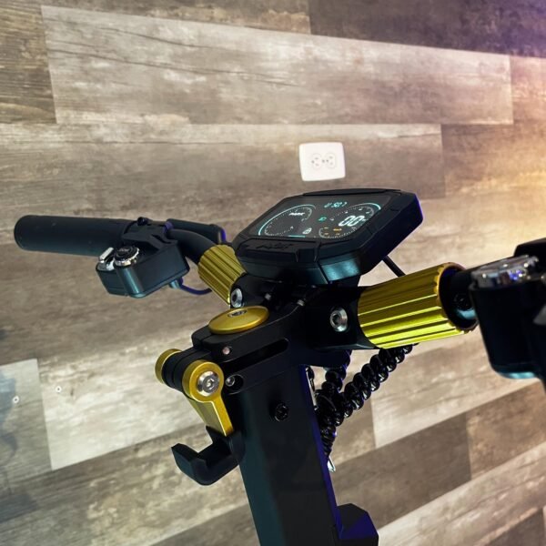 Patineta Scooter amarilla Mukuta 9 reconocida en el mercado. Yeaah