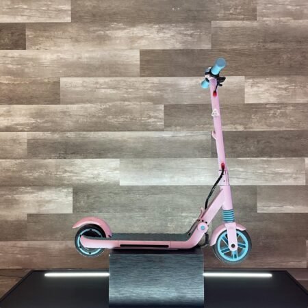 Kingsong Kids: Diseño ergonómico y diversión sobre ruedas. En esta imagen, apreciamos la ergonomía y el estilo de la Kingsong Kids. Yeaah