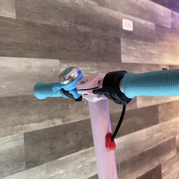 Kingsong Kids: E-Bike para los más pequeños. Esta imagen muestra la Kingsong Kids en entornos urbanos, destacando su maniobrabilidad y diseño amigable para los niños. Yeaah