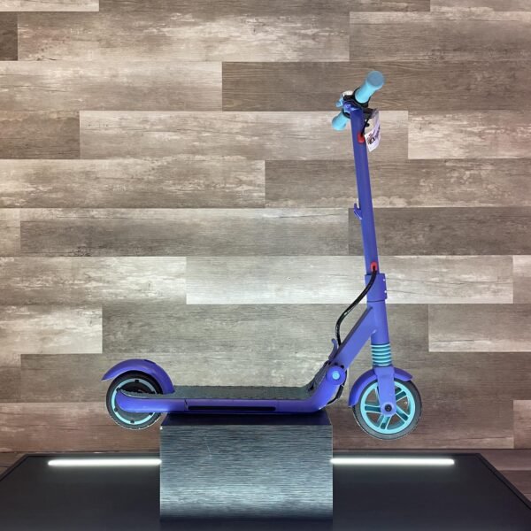 Especificaciones técnicas de la Kingsong Kids. Motor de 150 W, velocidad máxima de 10 km/h, batería de 24V5Ah y capacidad de carga de hasta 40 kg. Una opción segura y emocionante para los niños. Yeaah