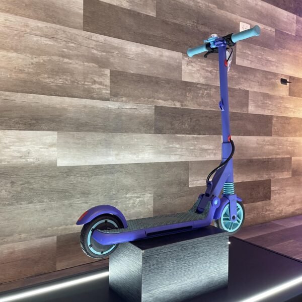 Kingsong Kids Scooter patineta: Compacta y fácil de manejar. La Kingsong Kids es ligera y se pliega sin esfuerzo para un almacenamiento conveniente. Ideal para llevar al parque o a la escuela. Yeaah