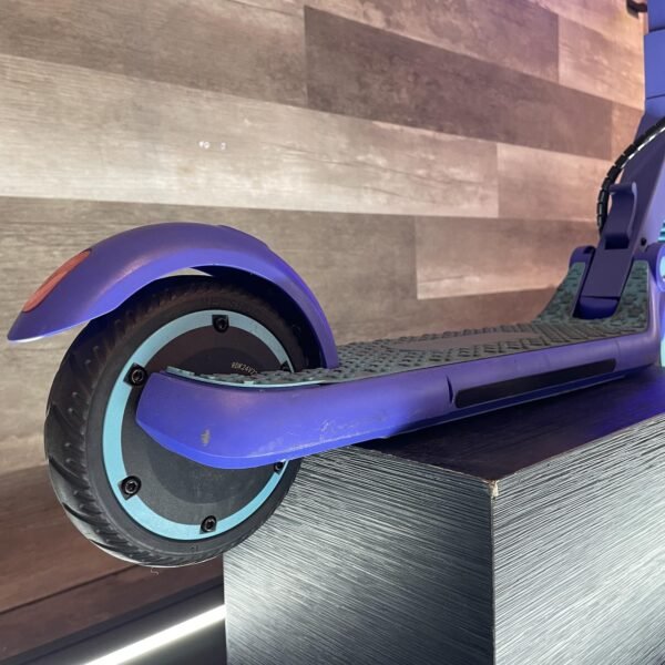 Kingsong Kids Scooter patineta: Autonomía y comodidad. La Kingsong Kids tiene una batería de 24V5Ah que ofrece una autonomía de hasta 10 km. Perfecta para paseos y aventuras de los niños. Yeaah