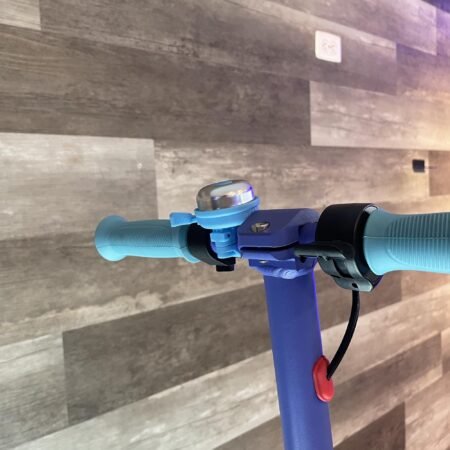 Scooter patineta eléctrica Kingsong Kids: Diversión y seguridad para los más pequeños”: Esta imagen muestra la Kingsong Kids en acción, con su diseño colorido y características ideales para los niños. Peso máximo: 40 kg. Yeaah