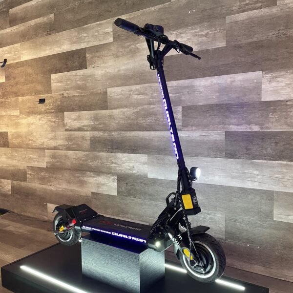 Explorando la Dualtron Mini Special: Rendimiento y estilo juvenil. En esta imagen, descubrimos sus detalles técnicos, como el control de velocidad, frenos seguros y diseño colorido. Yeaah