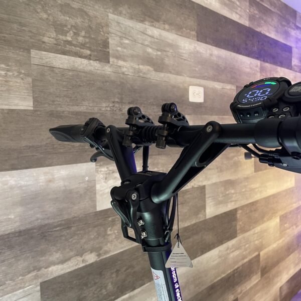 Scooter patineta eléctrica Dualtron Mini Special: Diseño divertido y seguro. Dualtron Mini Special en acción, con su formato compacto y características ideales para los más pequeños. Yeaah