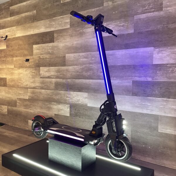 Explorando la Dualtron Popular: Rendimiento y estilo urbano. En esta imagen, descubrimos sus detalles técnicos, como el control de velocidad, frenos de disco y pantalla LCD. Yeaah