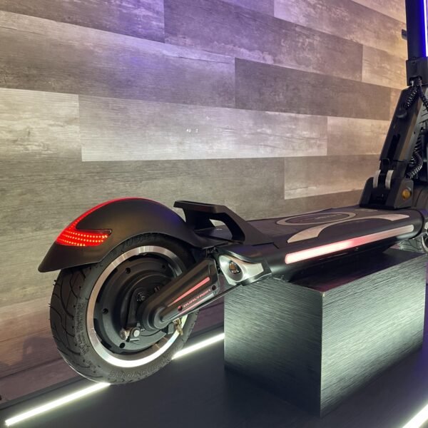 Dualtron Popular Scooter patineta: Autonomía y comodidad. La Dualtron Popular tiene una batería de 48V23Ah que ofrece una autonomía de hasta 60 km. Perfecta para desplazamientos diarios. Yeaah