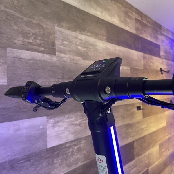 Scooter patineta eléctrica Dualtron Popular: Diseño compacto y versátil. Dualtron Popular en acción, con su formato más compacto y características ideales para la movilidad urbana. Peso máximo: 120 kg. Yeaah