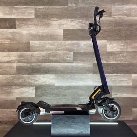 Scooter patineta Dualtron Togo: E-Bike para la ciudad. Esta imagen muestra la Dualtron Togo en entornos urbanos, destacando su maniobrabilidad y diseño moderno. Yeaah