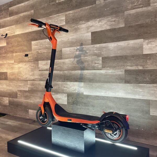 Scooter patineta Kingsong N15 Pro: Rendimiento y estilo urbano. En esta imagen, descubrimos sus detalles técnicos, como el control de velocidad, frenos de disco y pantalla LCD. Yeaah