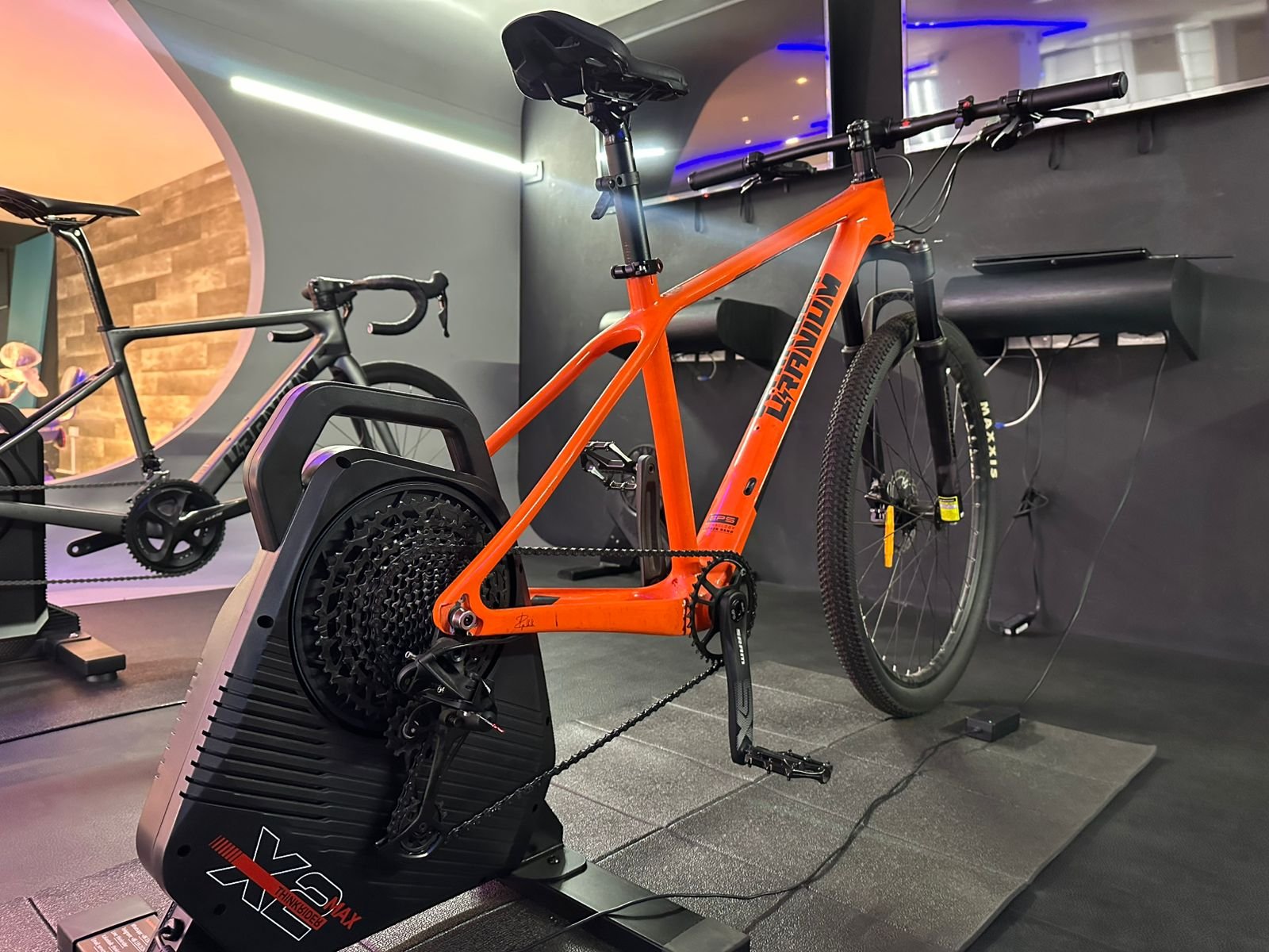 ThinkRider X2 MAX con bicicleta montada