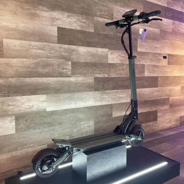 Vsett 8+ Scooter patineta: Compacta y lista para la ciudad. La Vsett 8+ es fácil de maniobrar y perfecta para llevar en el transporte público o guardar en espacios reducidos. Yeaah