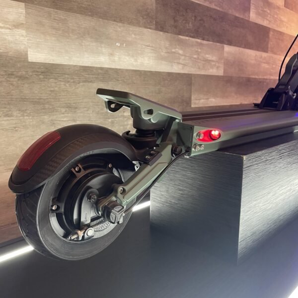 Vsett 8+ Scooter, patineta: Autonomía y comodidad. La Vsett 8+ tiene una batería de 48V23Ah que ofrece una autonomía de hasta 60 km. Sus ruedas neumáticas y suspensión trasera garantizan un viaje suave. Yeaah