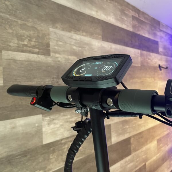 Scooter eléctrica Vsett 8+, Diseño compacto y versátil. Vsett 8+ en acción, con su formato más compacto y características clásicas. Ideal para moverse por ciudades grandes y concurridas. Peso máximo: 24 kg1. Yeaah