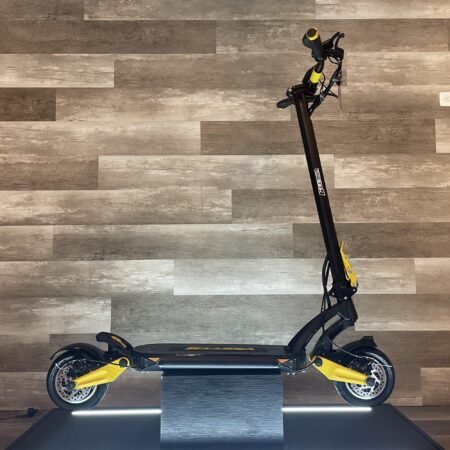 Scooter, patineta Vsett 9. Motor de 800 W, velocidad máxima de 45 km/h, batería de 48V23Ah y capacidad de carga de hasta 120 kg. Una scooter eléctrica lista para la ciudad. Yeaah