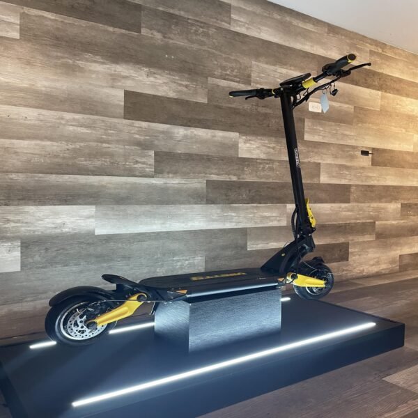 Scooter, patineta Vsett 9. Motor de 800 W, velocidad máxima de 45 km/h, batería de 48V23Ah y capacidad de carga de hasta 120 kg. Una scooter eléctrica lista para la ciudad. Yeaah
