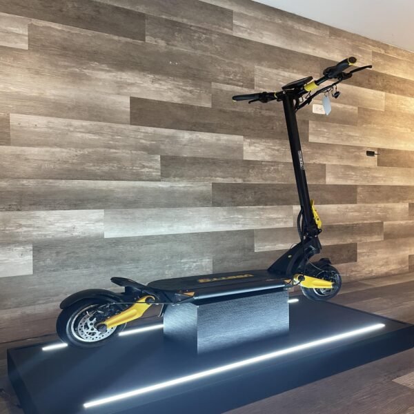 Vsett 9 Scooter: Compacta y plegable. Se pliega fácilmente para un almacenamiento conveniente. Perfecta para llevar en el transporte público o guardar en espacios reducidos. Yeaah