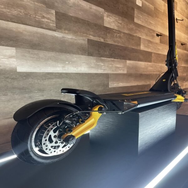 Vsett 9 Scooter: Autonomía y comodidad. Tiene una batería de 48V23Ah que ofrece una autonomía de hasta 60 km. Sus ruedas neumáticas y suspensión trasera garantizan un viaje suave. Yeaah