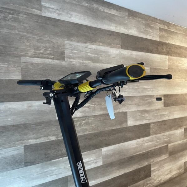 Scooter eléctrica Vsett 9: Diseño elegante y potente. Motor de 800 W y una velocidad máxima de 45 km/h. Ideal para desplazamientos urbanos y diversión en la ciudad. Yeaah